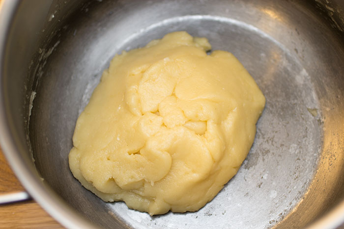Recipe to cook choux pastry for eclairs, profiteroles, croquembouches