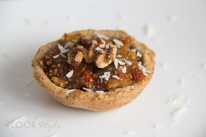 01 Vegan mince pies with pineapple, coconut and figs