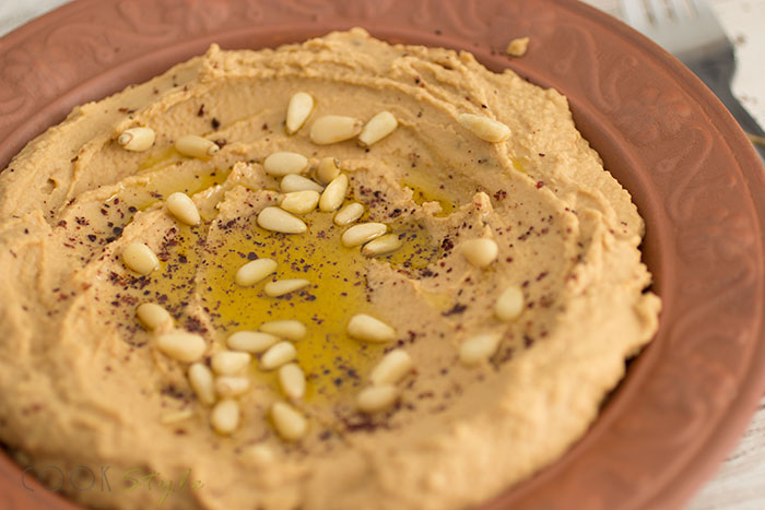 01 Houmous with sundried tomatoes