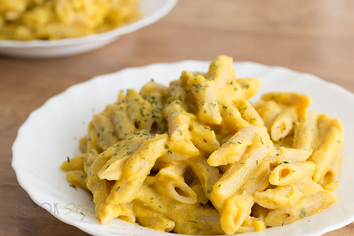 02-vegan-cheesy-pasta-with-cauliflower