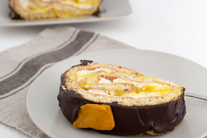 01-roulade-with-mango-and-chocolate